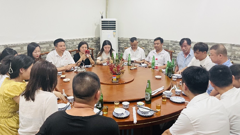 有酒有肉，不問(wèn)世事，滿(mǎn)心歡喜